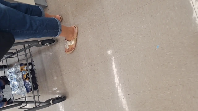 Sabah alışveriş yapan olgun bal kahverengi ayaklar