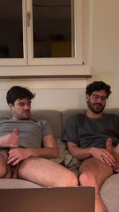 Ondan yarağımı almasını isteyene kadar heteroseksüel arkadaşımla porno izliyorum | Klip 1