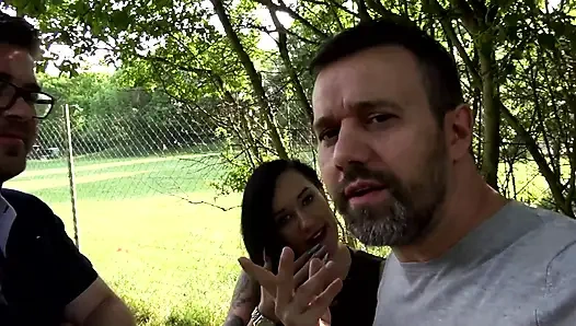 Lilly Fox Arabada Çifte Penetrasyonlu Üçlü Grup Seks