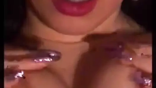 Peituda tatuada na gulosa