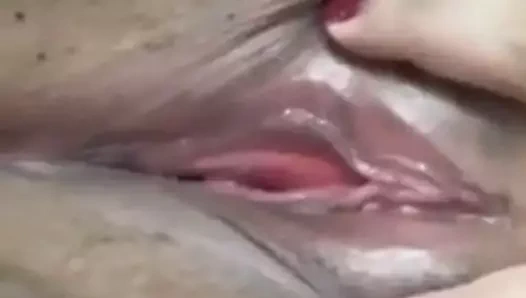 Elinde ne olduğunu gösteren ev yapımı selfie.