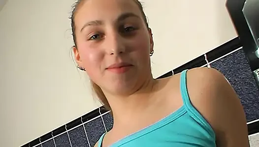Sıska esmer genç kız banyoda sert sikişiyor ve yüzüne boşalıyor