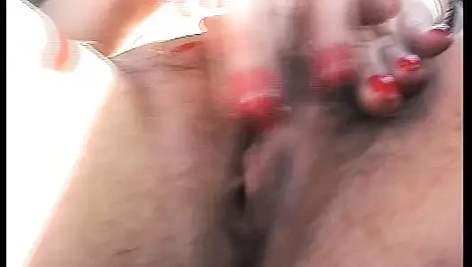 Çirkin koyu saçlı Alman genç erkek avcısı tek başına
