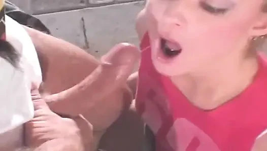Sarışın bebeğin amcığı yoğun açık havada sikişte yutuyor ve damlıyor