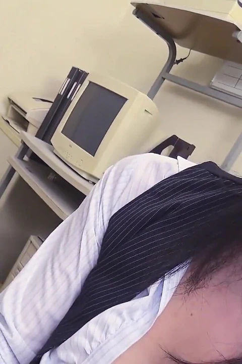 Японской крошке жестко отдолбил ее куст коллега по работе после того, как она отсосала у него