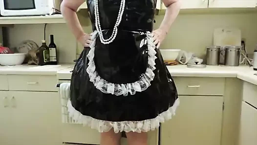 sissy ray içinde pvc hizmetçi üniforma içinde mutfak