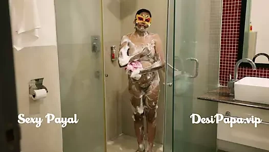 Desi güney Hint kız genç yenge payal içinde banyo