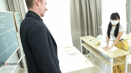 İngiliz öğretmen sevimli Asyalı liseli kızı sert sikiyor