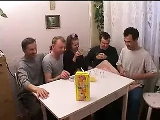 Фа дает ее отчиму и друзьям спокойную спокойную ночь!