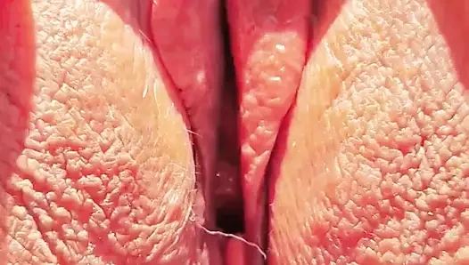 Azgın olgun süper yakın çekim geniş açık amcığını gösteriyor.