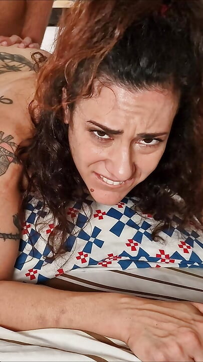 Aşırı anal dölleme yakın çekim - götüne boşalma ve aşırı ağrılı yüz tepkileri ile sert derin anal sikiş