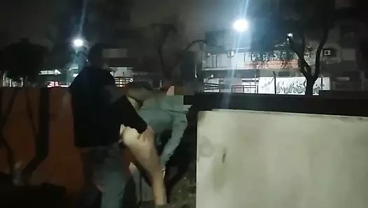 Sokakta çıplak teşhir eden kız herkesin içinde röntgencilerle sikişiyor ve polis tarafından yakalandı