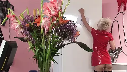 Tombul vampir sarışının vücudunun her santimini yalamak ve emmek istiyor