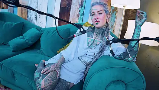 F hakkında konuşuyorum - korku - asmr podcast sfw konuşuyor gotik sıska kız dreadlocks dövmeli model dövmeli kız