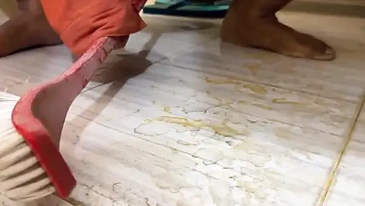 Büyük memeli iri güzel kadın ateşli kolaj kız anippe tuvalette pansiyon banyosunda küstah seks ve sınırsız işeme