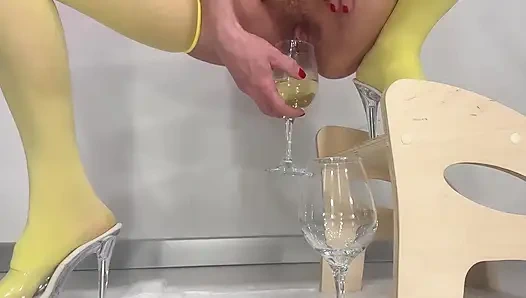 Sarı Çoraplarla Bardaklara Işeyorum