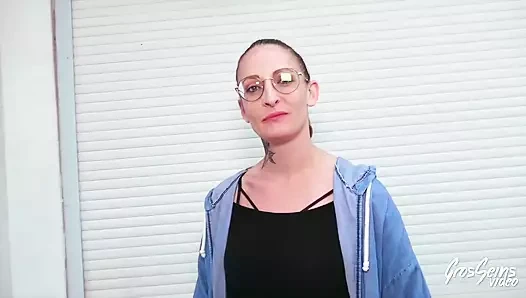 Adrianna tüm o delikleri doldurmak için iki yarak istiyor