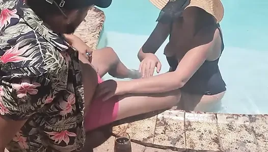 Rastgele adam tatil havuzunda sakso çekiyor