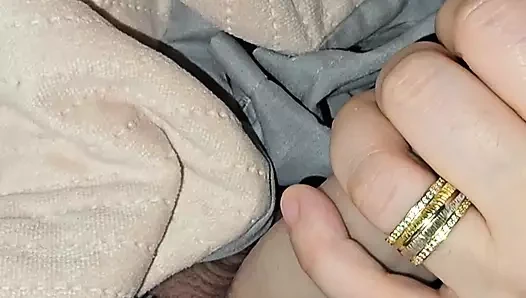 Üvey anne üvey oğluna kız arkadaşının frot'unda mastürbasyon için sikini çekmesine meydan okuyor