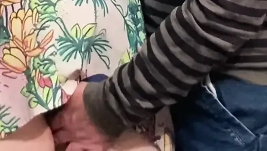 Bu kız herkesin içinde amını ovmama izin veriyor