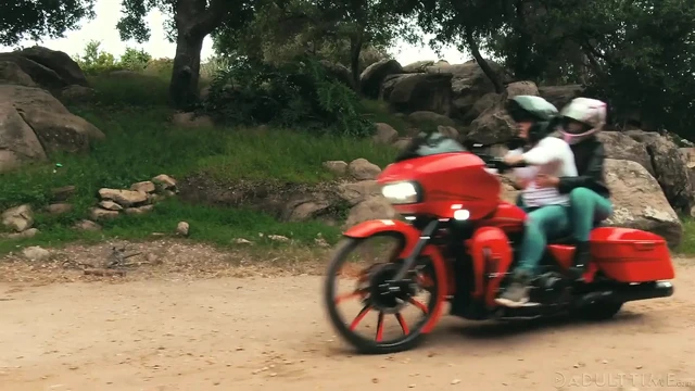 TransFixed - неверную подругу Gia Paige чуть не застукали трахающей Aubrey Kate