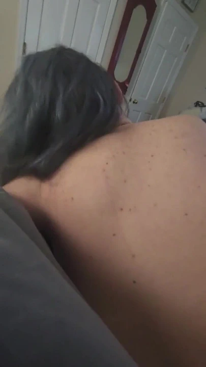 Orta yaşlı seksi kadın kocası tarafından yavaşça sikiliyor | Klip 1