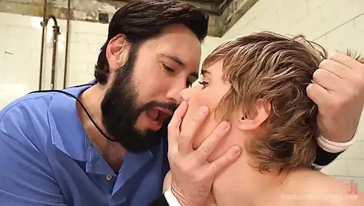 Minyon gazeteci genişleyen bir anal sürtüğün içine grup seks yapıyor!