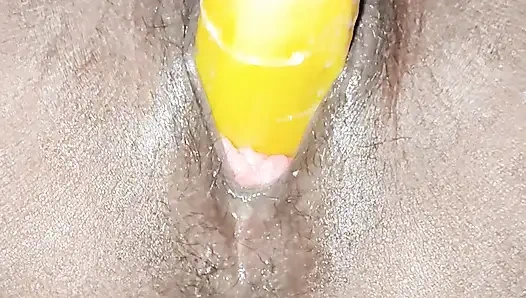 Evli kadın muz kullanarak arzusunu yerine getirdi.