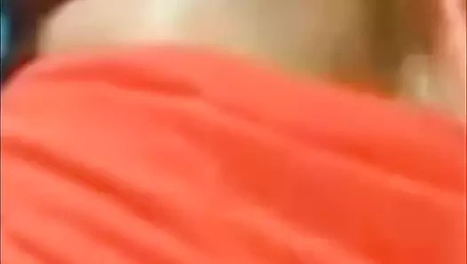 Soyunuyor. Kısmen sütyenini söküyor.