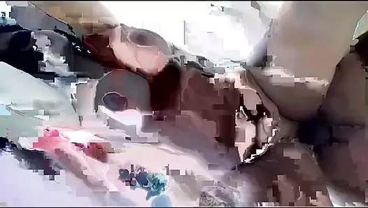 Hintli ev hanımı dinning odasında hizmetçisiyle sikişiyor