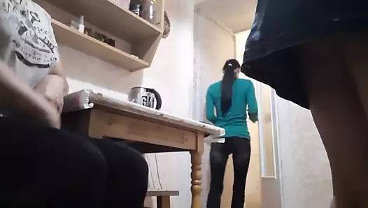 Üvey annem yemek yaparken kızımla hızlı riskli seks