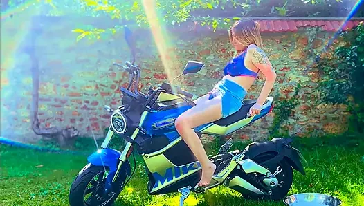 Motosikletli amcık ıslak azdırıyor ve orgazm oluyor
