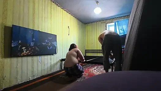 Kamera arkası, kesilmemiş. Yeni bir seks yatağı inşa ediyoruz