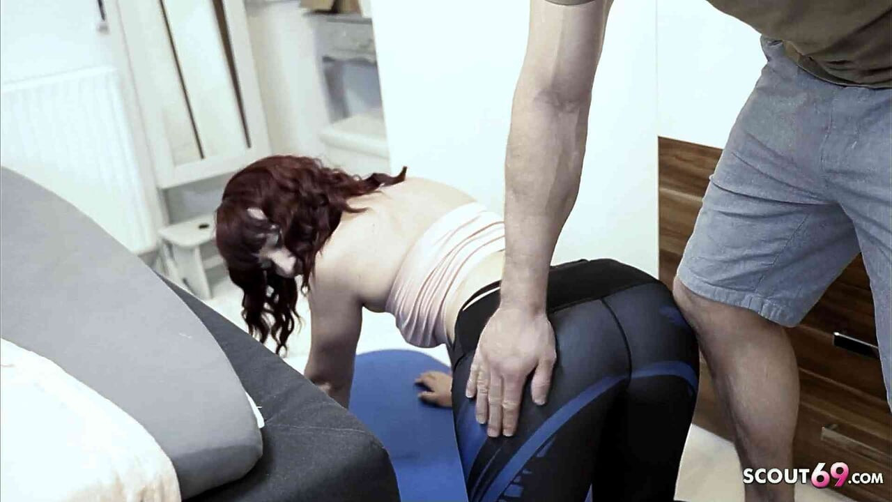 Esnek Alman üvey kız kardeş taytla spor yaparken tabu sikişi için baştan çıkarılıyor