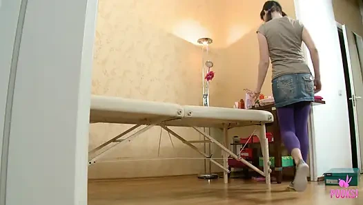 Ivan yarak masajı yapmadan önce Iyra'nın g noktasına masaj yapıyor ve orgazm oluyor!