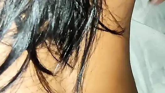 Sıska üvey kız kardeş götüne tıkaç takarken sikiliyor