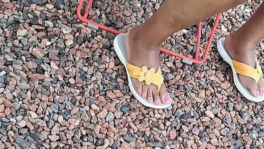 Zenci orta yaşlı seksi kadın parlak kalçalı bacaklar ve güzel pembe ayak parmakları