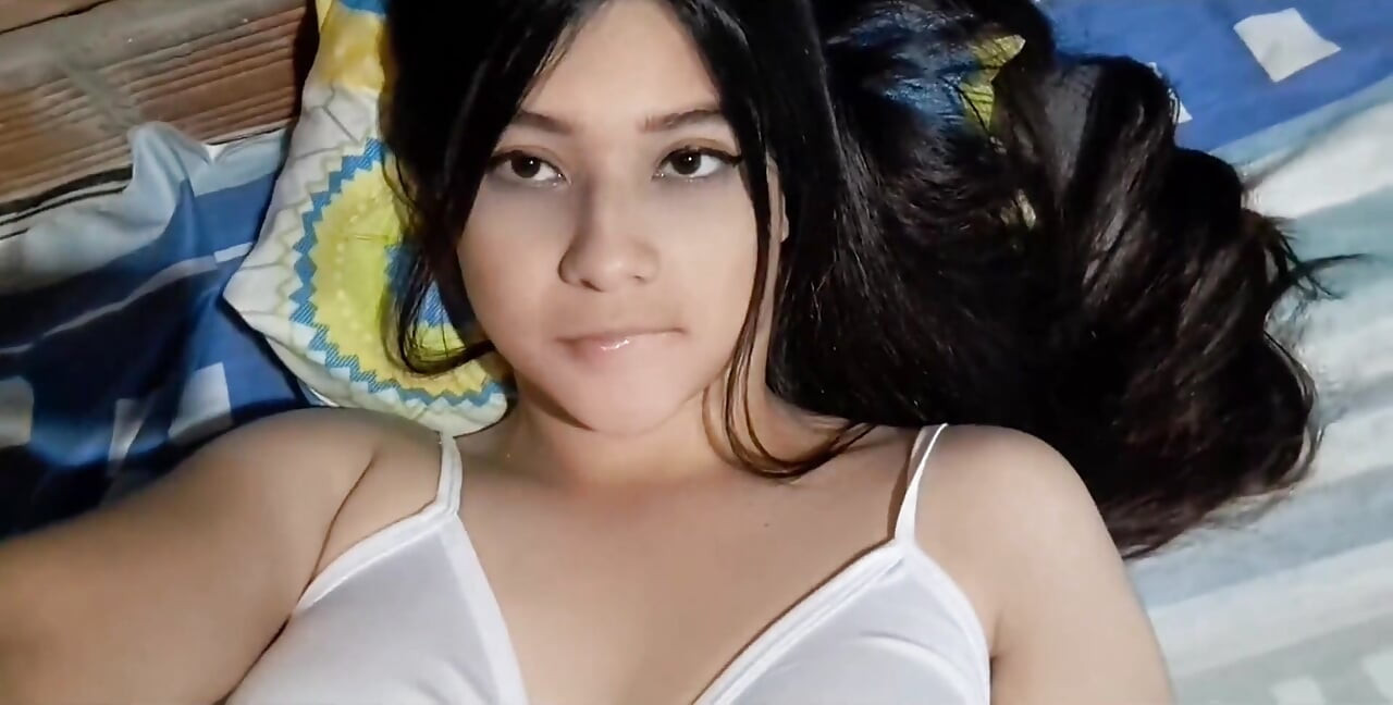 Üvey kız kardeşim beni seks yapmaya ve içine boşalmaya ikna ediyor.