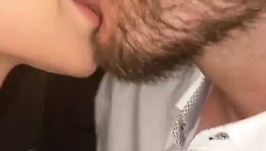 Aile Partisi Sırasında Minik Genç Üvey Kız Kardeşini Sikiyor