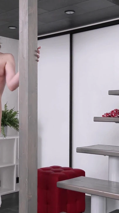 Çiçekçi seks oyuncağının tadını çıkarıyor