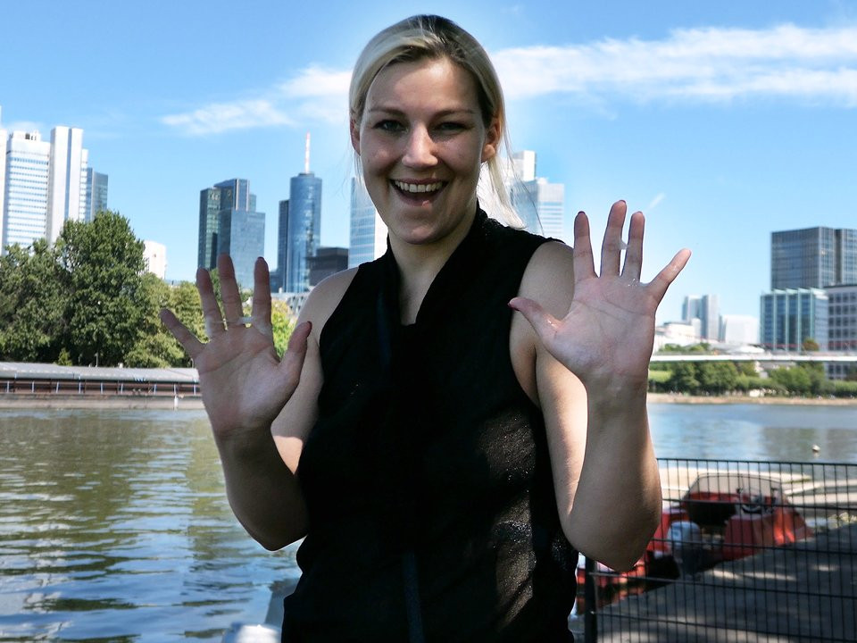 Frankfurt'un ortasında gizli mastürbasyon! Çok fazla boşalma ile mega halka açık!