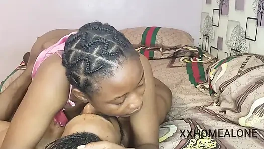 Güzel minyon genç ateşli kız ve üvey erkek kardeşiyle ev yapımı seks