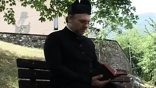 Sarışın orta yaşlı seksi kadın açık havada sert macerada genişliyor
