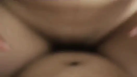 Süper pürüzsüz Endonezyalı kız yarağa binerken saten iç çamaşırı giyiyor