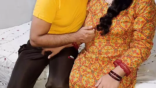 Komşu kız erkek arkadaşını bekliyordu