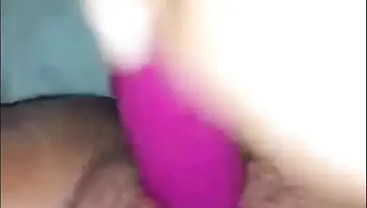 Dildoyla sikilirken fışkırtmalı amcığın kısa derlemesi