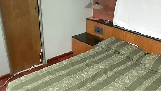 Seksi ve çok formda latin orta yaşlı seksi kadın amına ve götüne sokuyor