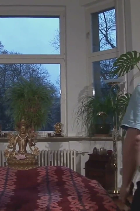 İri güzel kadın ters kovboy kız pozisyonunda adamın yarağının üstüne çıkıyor