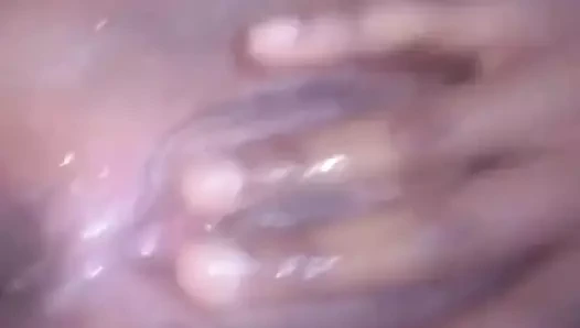 Bebek gibi kız ıslak amcığını parmaklıyor ve orgazm oluyor - yakın çekim solo