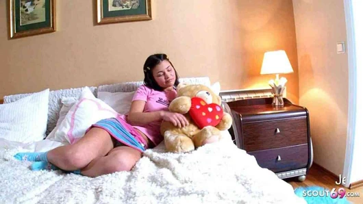 Küçük kız baştan için ilk anal seks tarafından büyük çük classmate